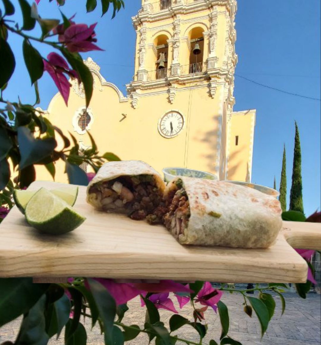 Burrito campechano de La Cumbre del Burrito frente a la parroquia de Atlixco